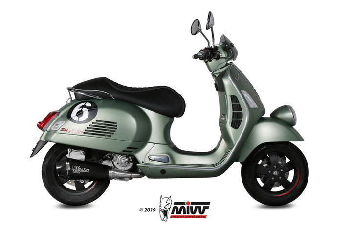 Sidovy av Vespa med MIVV Delta Race Full Exhaust System - Vespa P.008.LDRB installerat, visar sportig stil och exakt montering av avgassystemet.