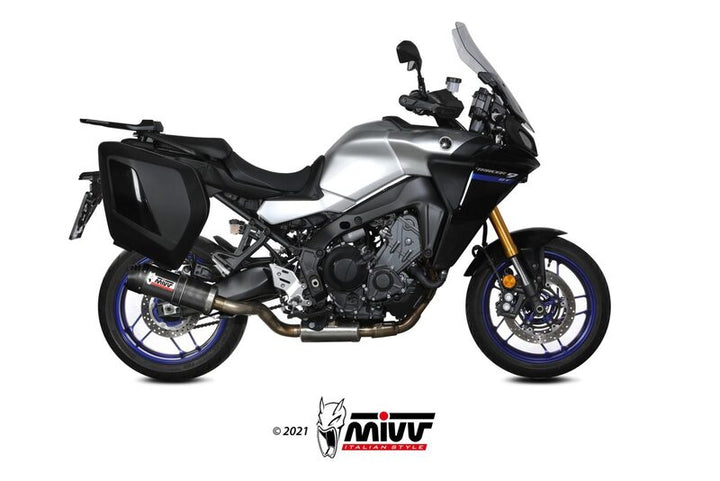 Yamaha Tracer 9/GT med MIVV Oval Full Exhaust System Y.069.L3C installerad, visad från sidan. Idealisk för fordonstillbehör och prestandauppgraderingar.