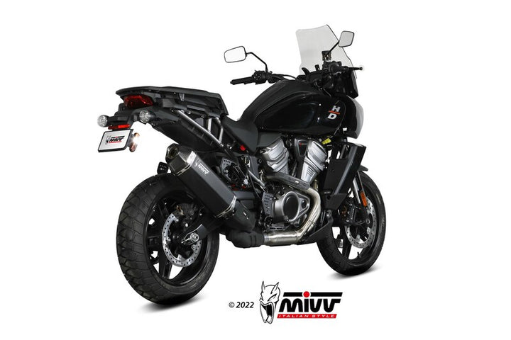 Bakifrån sned vy av Harley Davidson Pan America med MIVV Speed Edge Slip-On ljuddämpare HD.003.LRB. Sportig design och förbättrad ljudprofil.