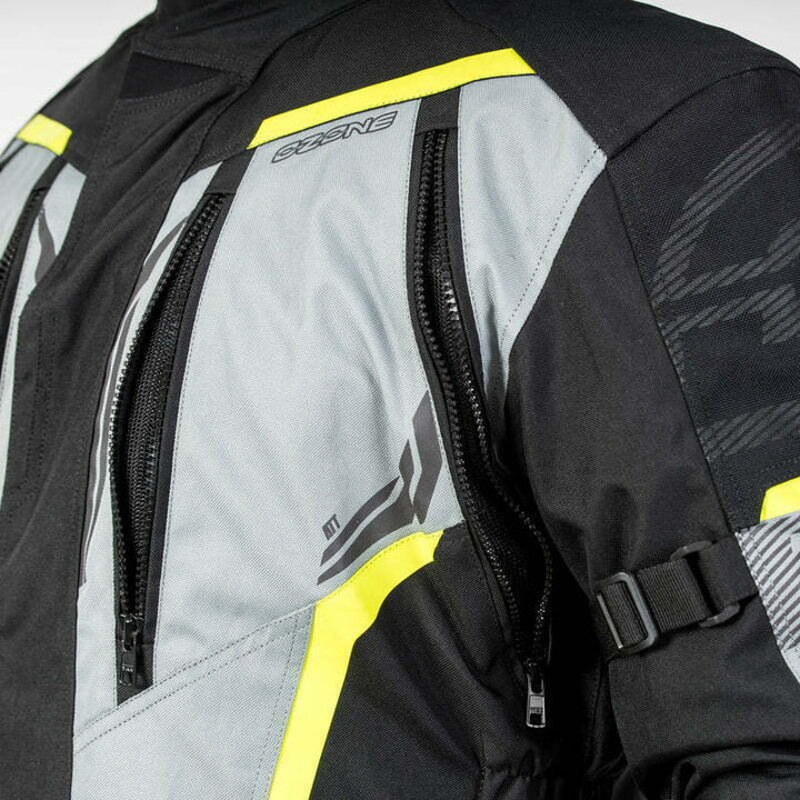 Bröstventilation på Ozone Textil Mc-Jacka Tour III med strategiskt placerade dragkedjor för förbättrad luftflöde och temperaturreglering under körning.