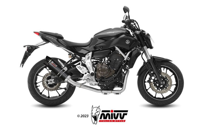 MIVV GP Full Exhaust System Y.045.L2SC installerat på Yamaha MT-07, visat från sidan. Sportigt avgassystem för motorcykeltillbehör och reservdelar.
