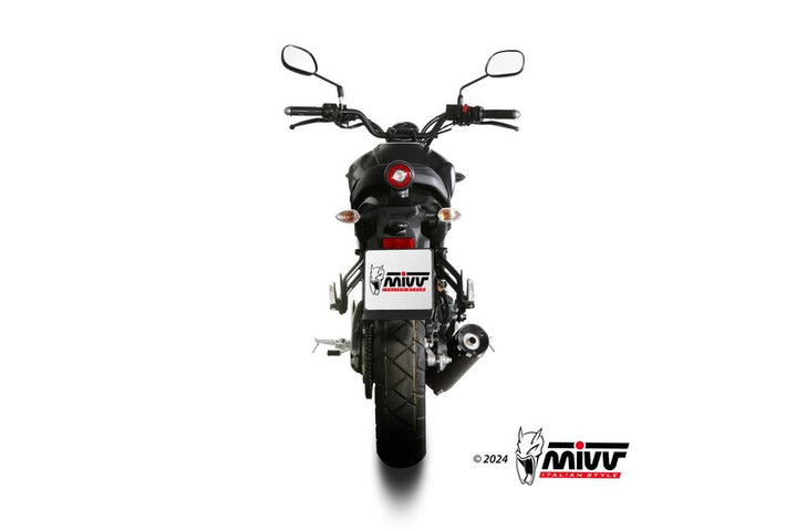 Bakre vy av motorcykel med MIVV HR-1 Full Exhaust System Y.075.LH1BA, visar sportigt avgassystem och breda däck.