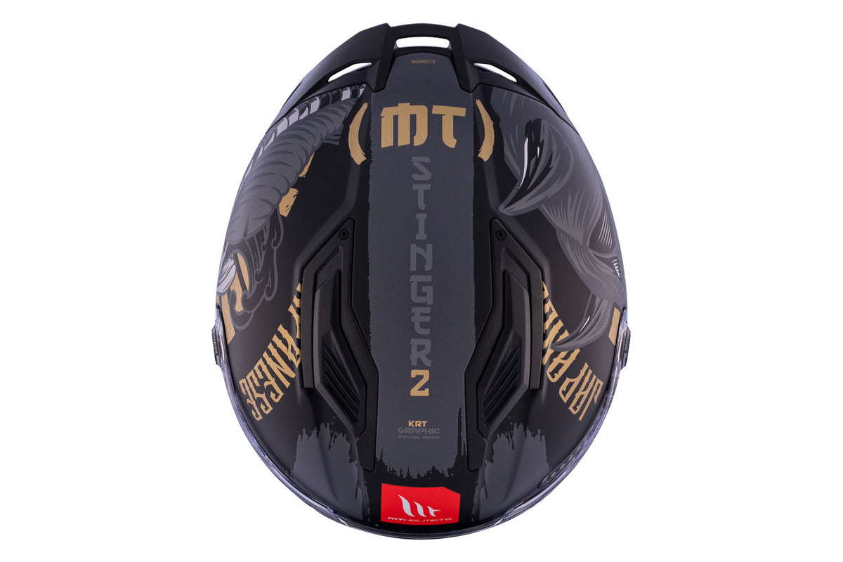 Toppen av MT Helmets Stinger 2 MC-hjälm med detaljerad grafik och text 'Stinger 2' i guld och svart.