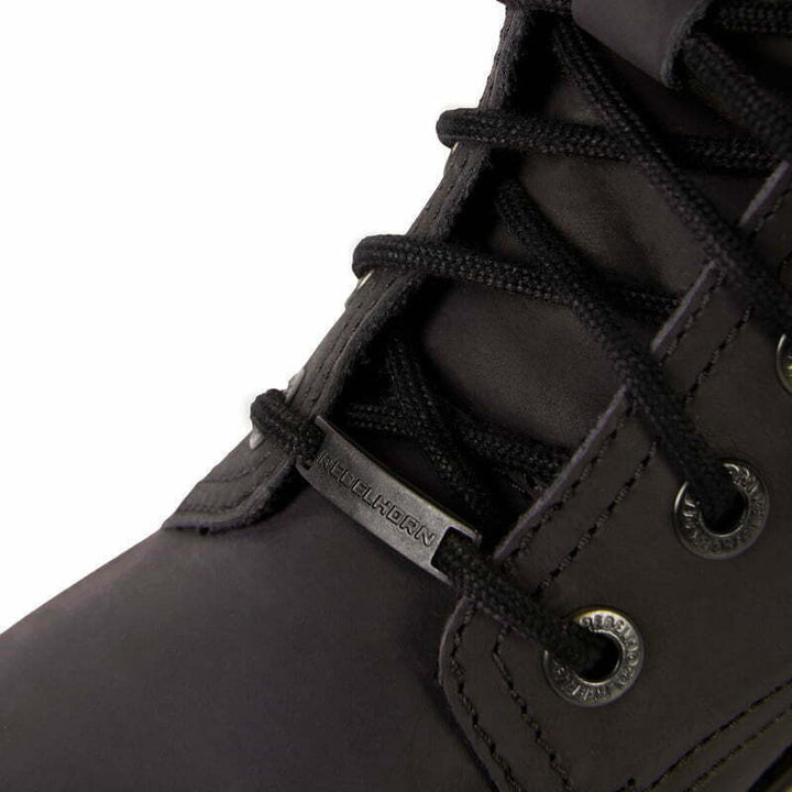 Detaljbild av snörningen på Rebelhorn Unisex MC-Stövlar Nomad Vintage med metallöljetter och präglad logotyp. Stilren och säker passform.