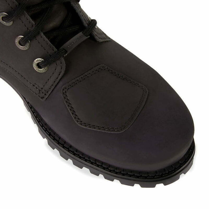 Närbild av tåpartiet på Rebelhorn Unisex MC-Stövlar Nomad Vintage med extra förstärkning. Designad för hållbarhet och skydd vid motorcykelkörning.