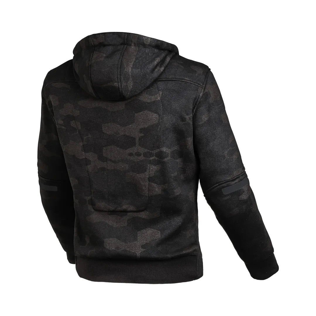 Baksidan av Macna Dam Kevlar Mc-Hoodie District Camo med svart kamouflagemönster, huva och skyddande design för motorcykelåkning.